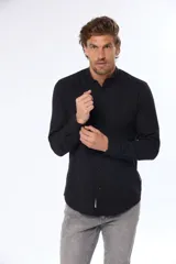 Camisa negra de lino con cuello mao y manga larga.