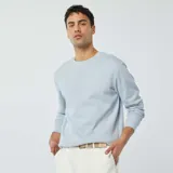 Sweater celeste de punto piqué con cuello redondo y mangas largas.
