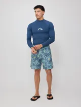 Short de baño celeste con estampado de flores abstractas en azul y amarillo.