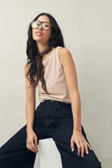 Musculosa blanca de viscosa con escote redondo y sisas amplias.