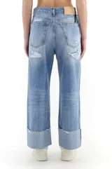 Pantalón de jean celeste de corte ancho con ruedo desflecado y dobladillo.