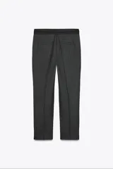 Pantalón tobillero gris oscuro a rayas, de tiro medio con cintura elástica en la espalda, bolsillos delanteros y falsos bolsillos de vivo en la espalda.