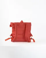 Mochila acolchada color ladrillo con cierre superior enrollable, correas ajustables y logo estampado en blanco.