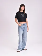 Remera corta blanca con estampa frontal de texto "Los Angeles" y una rosa en color rosa.