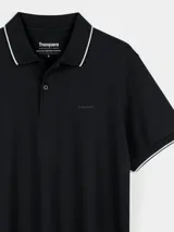 Remera tipo polo color beige, de corte clásico, con cuello y puños acanalados en contraste marrón oscuro.