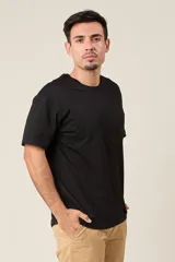 Remera gris de corte clásico y mangas cortas.