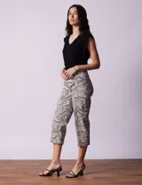 Pantalón capri de gabardina elastizada estampada, marca Zac & Rachel. Pretina ancha elastizada.