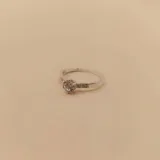 Anillo de plata 925 con circonia engarzada en 6 puntas. Alianza de 1.2mm de ancho y circonia de 5mm de diámetro.
