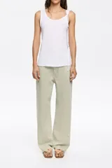 Pantalón vaquero color verde claro, de corte wide leg, tiro medio, con cierre de botón y cinco bolsillos.