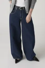 Pantalón de jean azul oscuro, corte super baggy, tiro alto y pierna extra ancha.