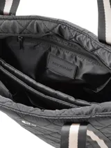 Cartera tipo shopper azul con diseño capitoneado y base negra. Tiene correas bitono, cierre de nylon con tirador textil, logo metálico, bolsillos interiores y compartimento acolchado para laptop.