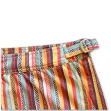 Short de baño con estampado de rayas horizontales y motivos geométricos en tonos naranja, marrón y blanco. Cuenta con pretina elástica y cordón ajustable.