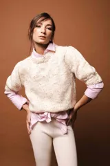 Sweater corto de lana color crema con cuello redondo y mangas cortas. Tejido de punto jersey.