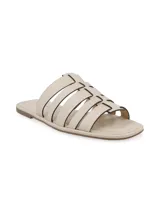 Sandalia chatita color beige con capellada de tiras de cuero cortadas a láser.