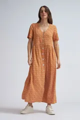 Vestido midi color ocre con estampado de abanicos en color crudo, corte evasé, escote en V, mangas cortas y abotonadura frontal.