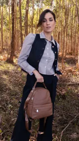 Mochila color mostaza de símil cuero con bolsillo frontal con cierre y broche, apertura superior con cierres metálicos, bolsillos laterales y asa de mano. Incluye bolsillos internos y correas regulables para colgar en la espalda.