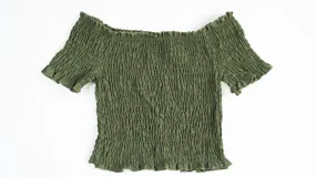 Top elastizado color verde militar, con mangas cortas y hombros descubiertos.