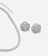 Conjunto de collar corto y caravanas pequeñas con diseño de serpientes entrelazadas, color plateado. El collar tiene cadena de serpiente y las caravanas tienen forma de flor.