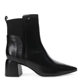 Botas de cuero negro con tacón, puntera redonda y diseño con cierre lateral para un ajuste seguro.