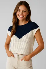 Remera de punto calado color crudo con diseño geométrico en azul marino. Corte holgado, cuello redondo y mangas cortas.