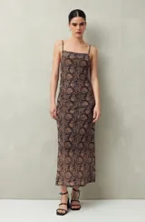 Vestido largo de punto con estampado abstracto en tonos marrones y negros. Tiene breteles finos y corte al cuerpo.
