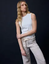 Pantalón capri de lino color beige con estampado floral, marca Zac & Rachel. Tiene pretina con pasadores, cierre y botón. Incluye cinturón de cordones con hebilla metálica. Presenta bolsillos delanteros con botones y bolsillos traseros.
