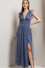 Vestido largo de fiesta azul con escote en V, corte imperio, falda de tul con estrellas plateadas y tajo lateral.