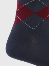 Calcetines largos grises con diseño de rombos en azul y gris. Confeccionados en algodón y spandex, con puño suave.