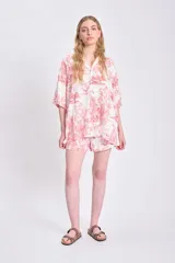 Short casual de lino color crudo con estampado de motivos tropicales en color rosado.