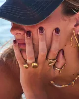 Anillo dorado con diseño de serpiente enroscada.