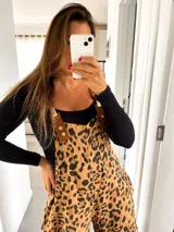 Mono corto con estampado animal print color marrón y negro, con tirantes de cuero sintético marrón con hebillas doradas.