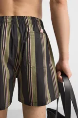 Bañador de tejido técnico con rayas verticales en tonos verde oliva, negro y rosa. Cintura elástica ajustable con cordón. Bolsillos laterales y trasero. Forro interior.
