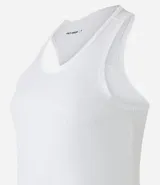 Musculosa deportiva roja de microfibra con perforaciones y espalda estilo nadador.