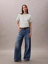 Remera verde agua de algodón, corte cropped y calce holgado. Tiene cuello redondo y logo de la marca bordado en el frente.