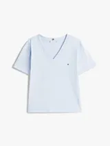 Remera celeste de algodón con cuello en V y logo de Tommy Hilfiger bordado en el pecho.