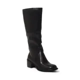 Bota negra de cuero con caña alta y taco cuadrado.