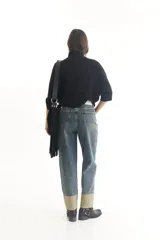 Sweater negro de manga corta con cuello alto.
