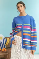 Cardigan azul con rayas horizontales en tonos rosa, naranja, blanco y verde.
