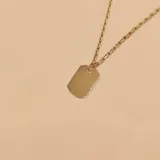 Conjunto de cadena forcé dorada con dije rectangular liso.