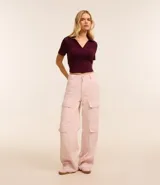 Blusa color blanco con cuello polo y escote en V, de manga corta y corte ajustado.