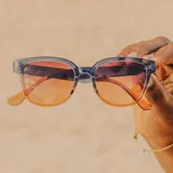 Lentes de sol Sunski modelo Miho Dawn Terra Fade, con montura degradada de azul a naranja y lentes marrones polarizadas.