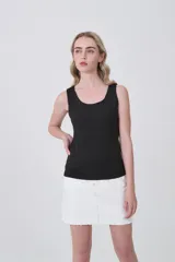 Musculosa negra, ajustada al cuerpo, con escote redondo y sin mangas.