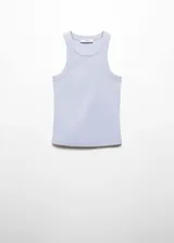 Musculosa negra de canalé con cuello redondo y corte ajustado.
