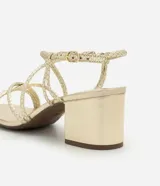 Sandalias de tacón bloque color dorado con tiras finas cruzadas con textura de piel de serpiente, hebilla lateral y punta redonda.