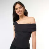 Camiseta negra de tirantes con escote asimétrico y drapeado en el hombro.