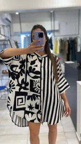 Camisa oversize con estampado abstracto en blanco y negro en un lado y rayas verticales en el otro.