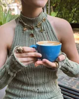 Anillo dorado con diseño de tres bandas entrelazadas.