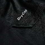 Remera deportiva negra de corte holgado, con cuello redondo y mangas cortas.