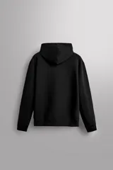 Sudadera con capucha color marrón topo, de corte regular fit, confeccionada en tejido técnico compacto de algodón con elasticidad. Cuenta con cuello subido, manga larga con bolsillo, bolsillos frontales con cierre de cremallera y acabados con rib del mismo tejido.