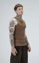 Musculosa marrón de morley con corte slim fit.